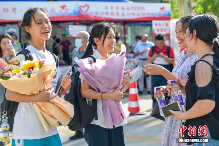 資料圖：6月10日，海南省?？谑泻Ｄ现袑W(xué)考點(diǎn)外，家長(zhǎng)為剛剛走出考場(chǎng)的考生送上鮮花。當(dāng)日，海南省2021年高考結(jié)束 。 <a target='_blank' href='http://www.chinanews.com/'><p  align=