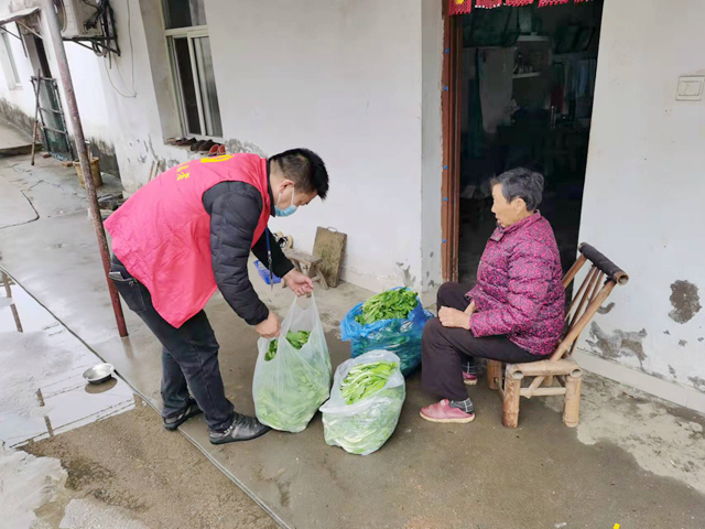 疫情蔬菜滯銷，犯愁 牽線搭橋助銷，暖心